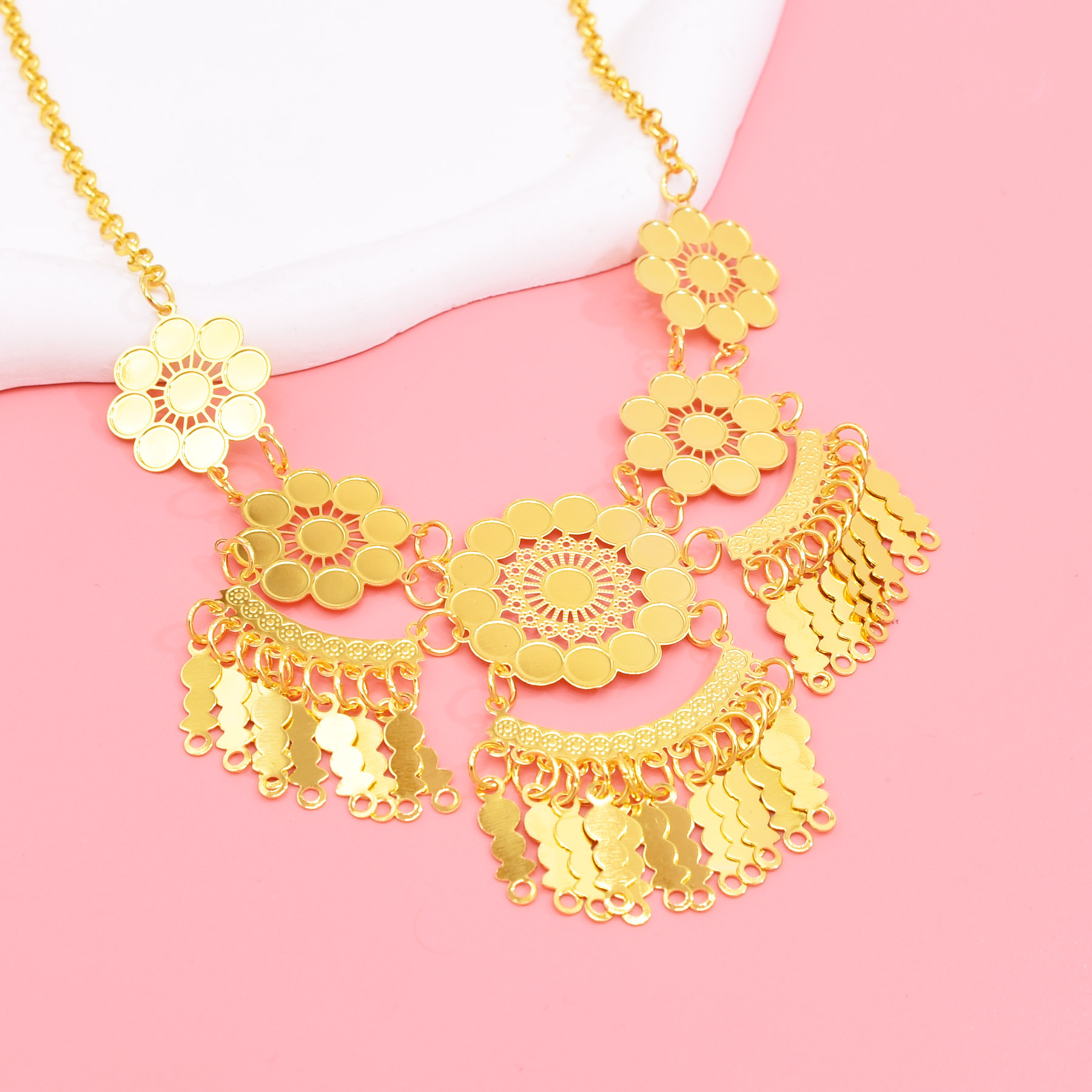 Collier de fleurs carrées creu - Ethnic Fashion Dubai avis et prix