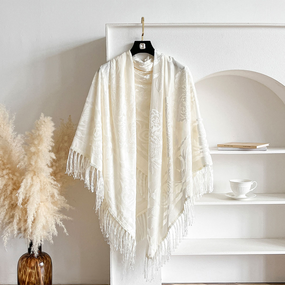 Écharpe rétro en velours à pom - Winter Ethnic Fashion For Women avis et prix